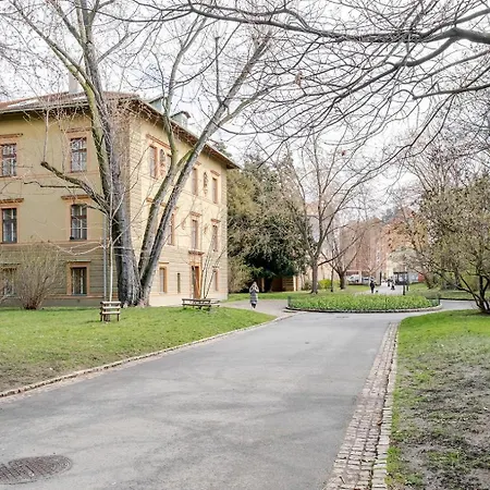 Blueground Vrsovice Near Renaissance-style Park Prg-7 Prag